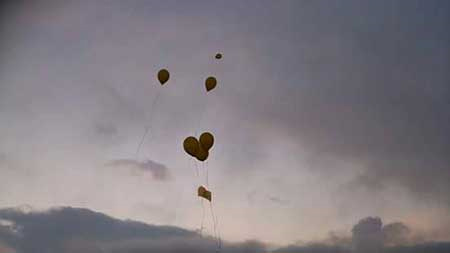 Globos en el cielo en lugar de ráfagas de fuego